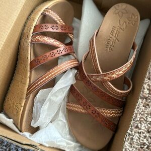 Like new Skechers luxe foam sandal